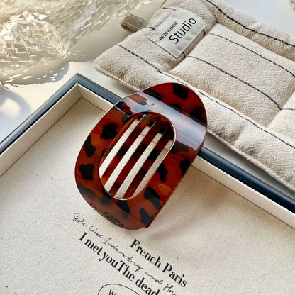 Haar accessoires met klassieke parelaccenten