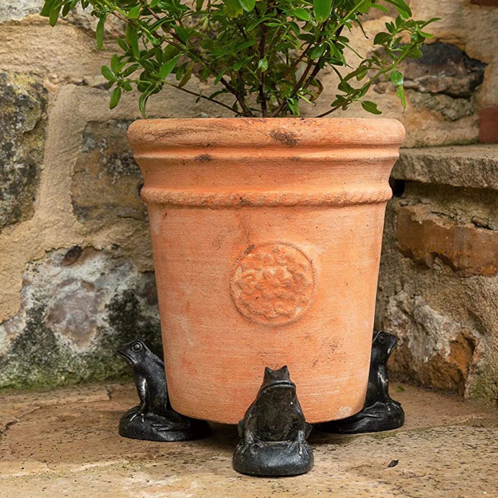 Vintage lantaarn als sfeermaker in tuin