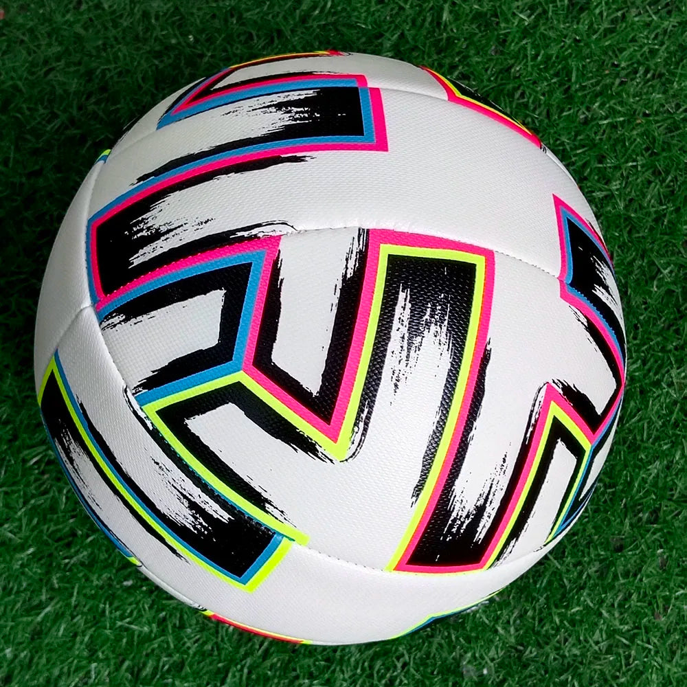 Straatvoetbal met goede grip op tegels