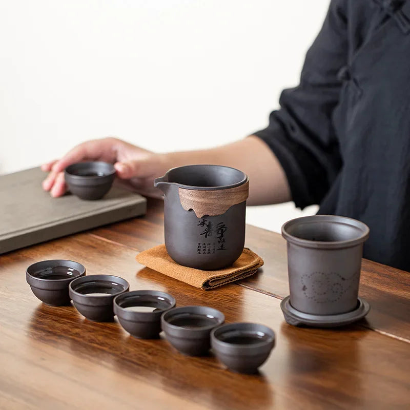 Traditionele theepot met rustieke glazuur