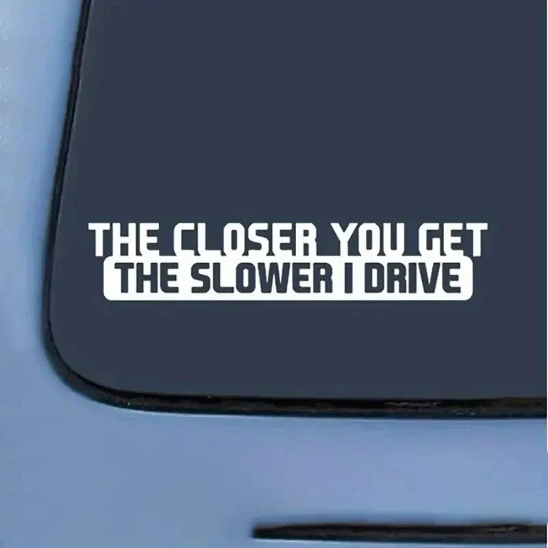 Auto stickers - Grappige tekst 'The Closer You Get The Slower I Drive' voor humor op de weg