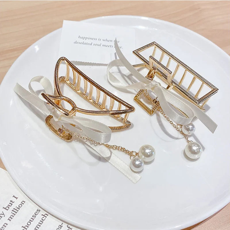 Klassieke haar accessoires in neutrale tinten