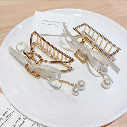 Klassieke haar accessoires in neutrale tinten