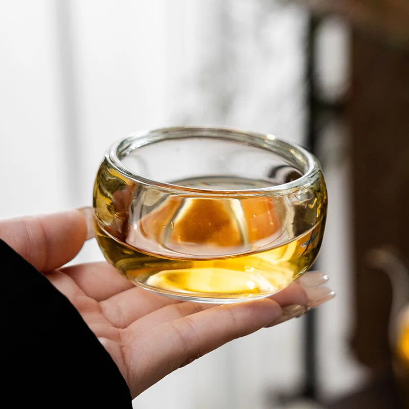 Thee zetten met infuser, kan en kopjes