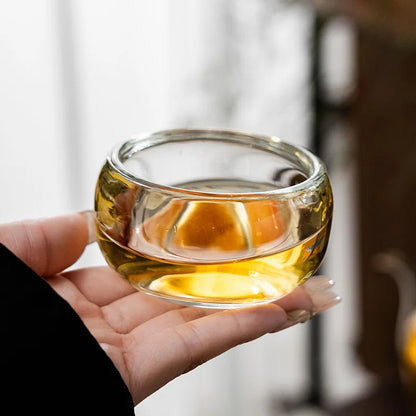 Thee zetten met infuser, kan en kopjes