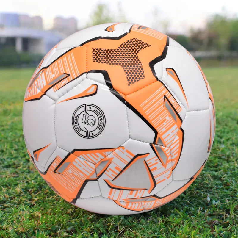 Straatvoetbal met goede grip op tegels