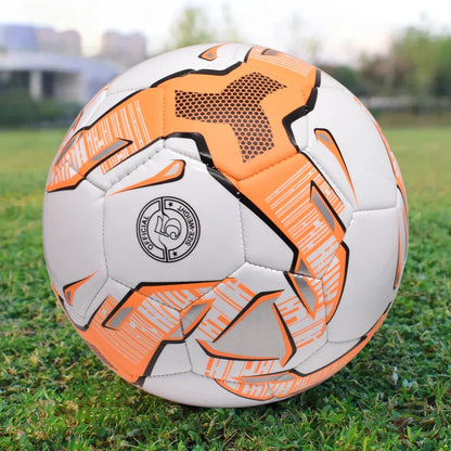 Straatvoetbal met goede grip op tegels
