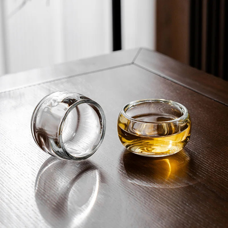 Thee accessoires van glas, hout en metaal