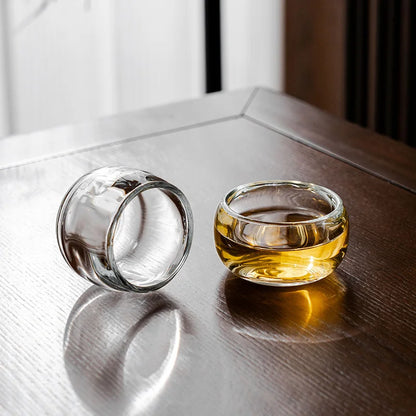 Thee accessoires van glas, hout en metaal
