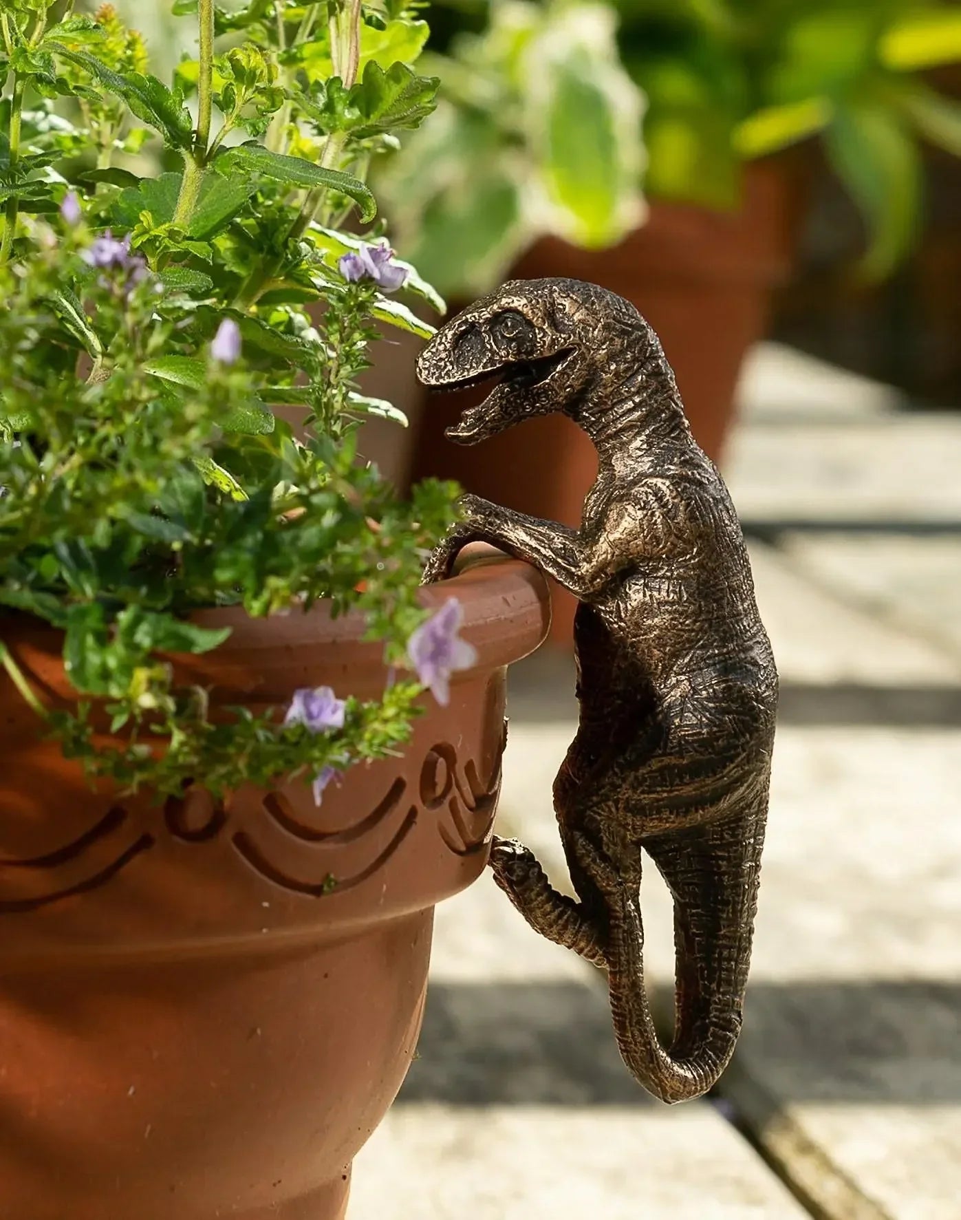 Vintage lantaarn als sfeermaker in tuin
