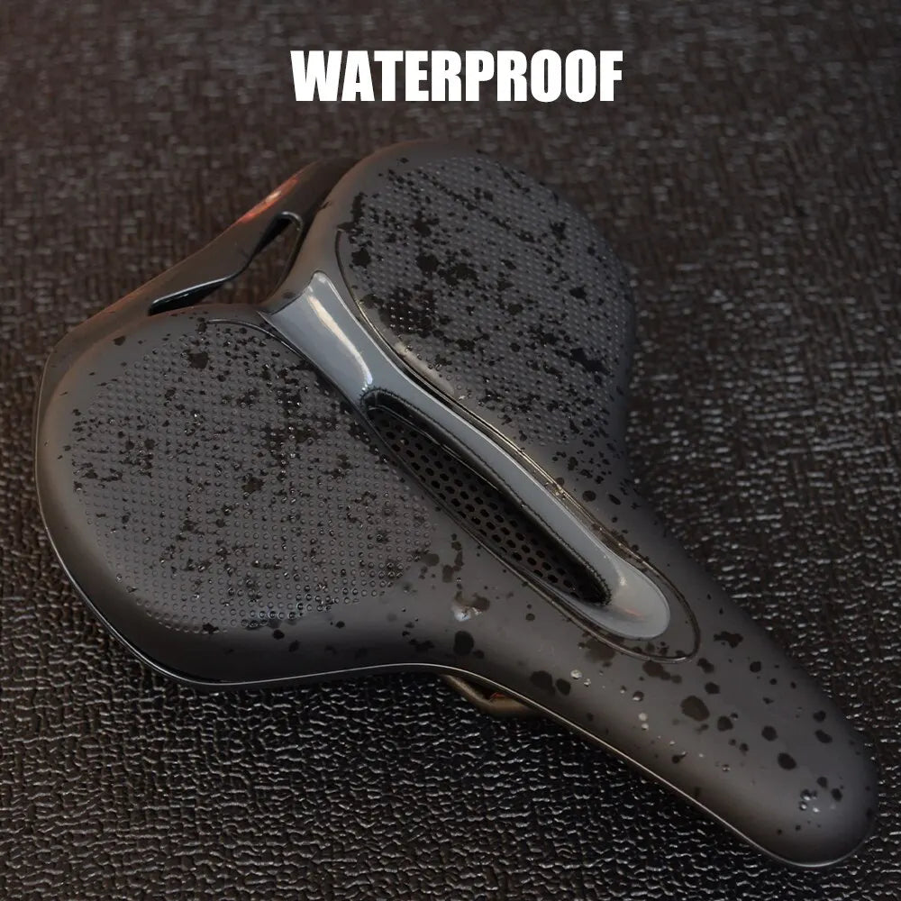 Zadel met waterbestendige bekleding