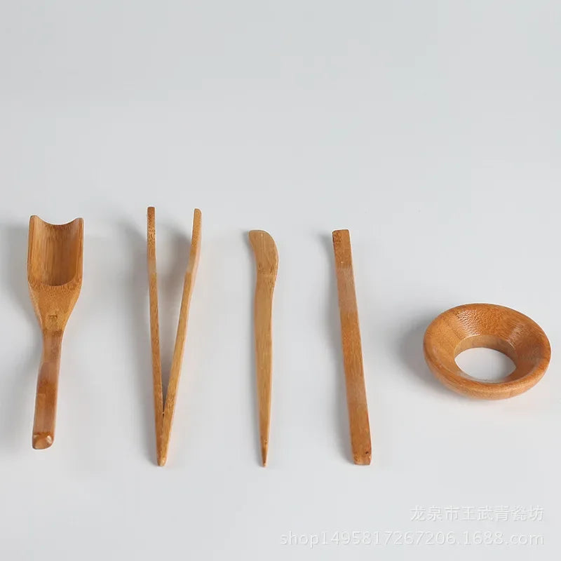 Thee zetten met stijlvolle tools van glas en hout