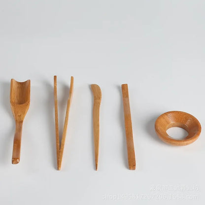 Thee zetten met stijlvolle tools van glas en hout