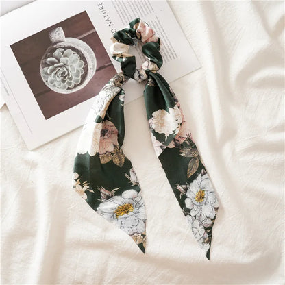 Fluwelen haar accessoires in warme kleuren