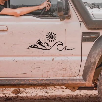 Auto stickers - Achterruit kunstwerk met bergen en zon voor unieke uitstraling