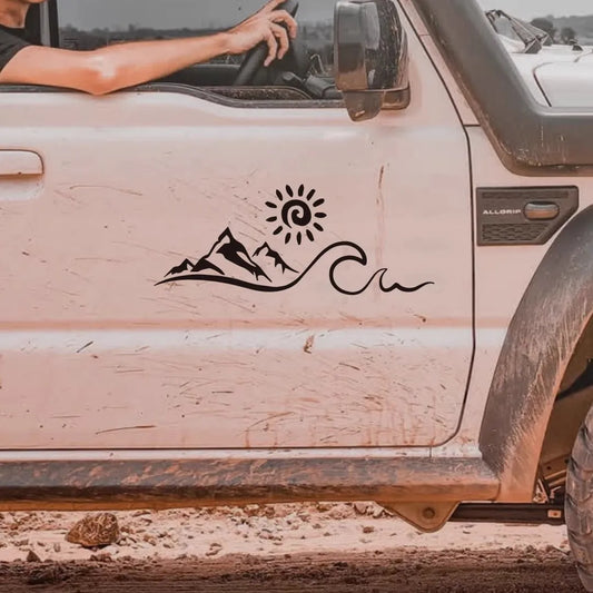 Auto stickers - Achterruit kunstwerk met bergen en zon voor unieke uitstraling