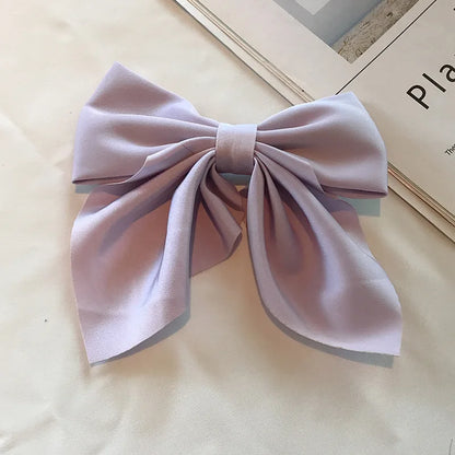 Klassieke haar accessoires in neutrale tinten