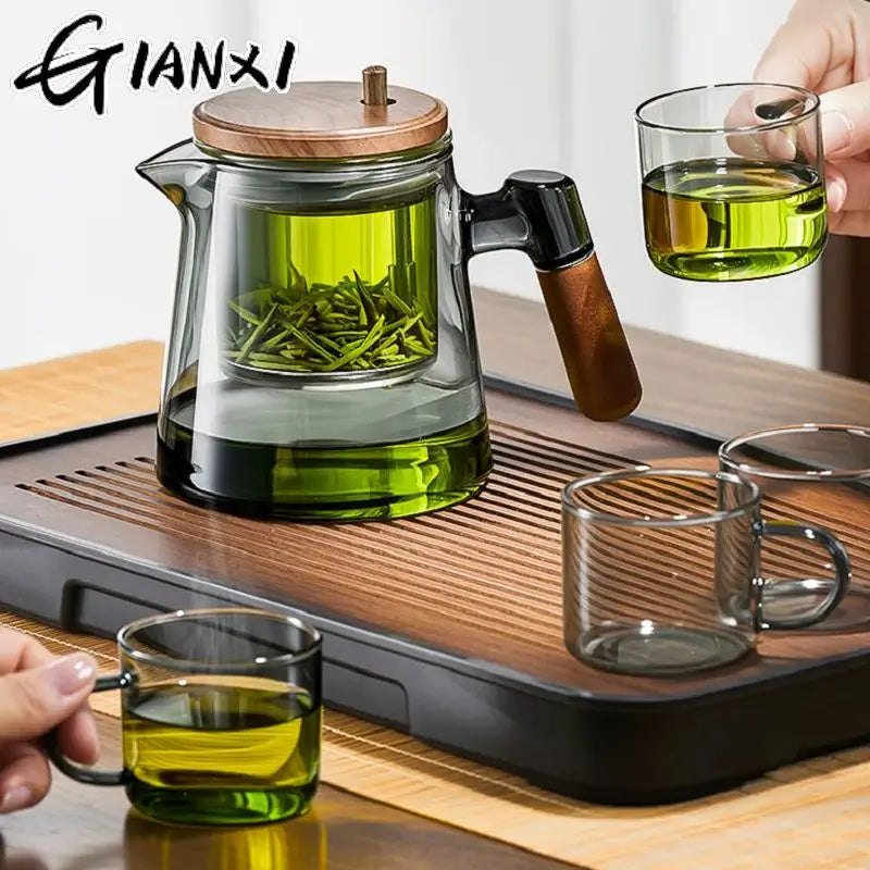 Thee drinken met elegant keramisch servies