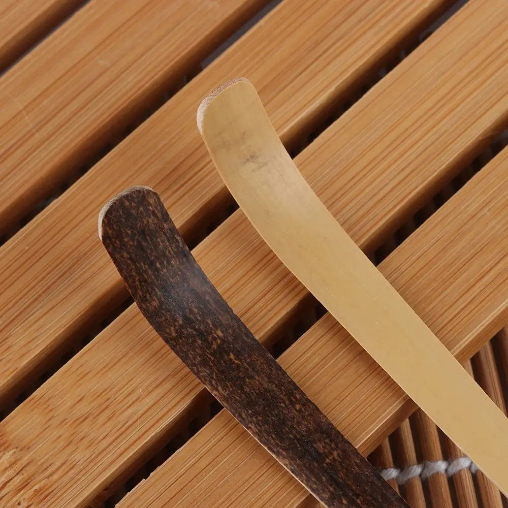 Thee zetten met stijlvolle tools van glas en hout