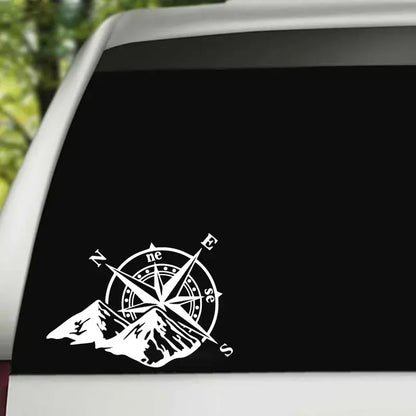 auto stickers - kompas en bergen design voor avontuurlijke rijders
