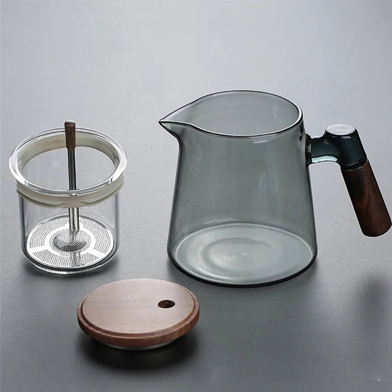 Thee accessoires van glas, hout en metaal