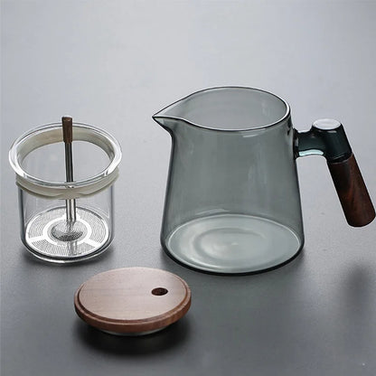 Thee accessoires van glas, hout en metaal
