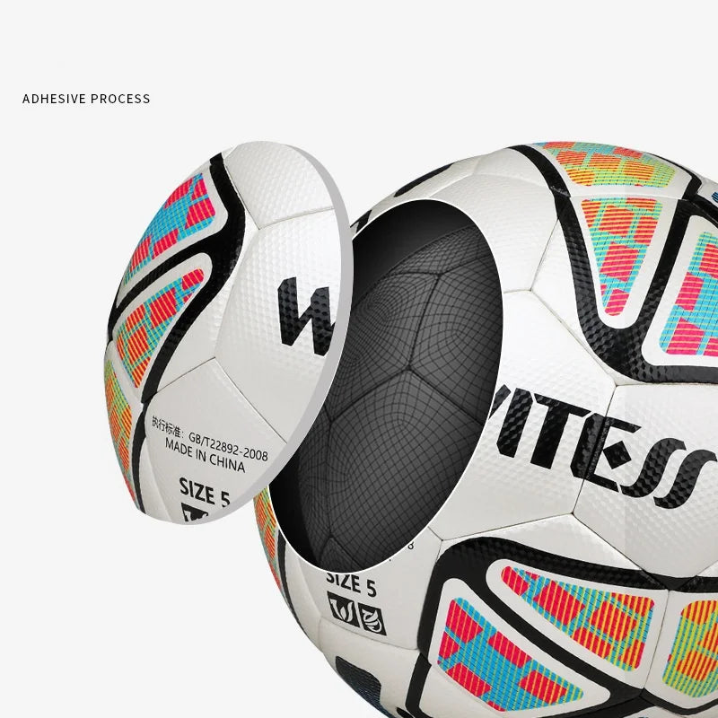 Voetbal met gestroomlijnde vorm voor nauwkeurig spel