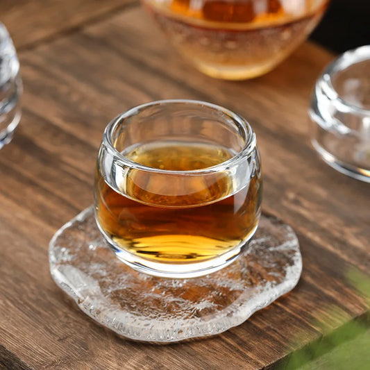 Thee drinken met stijlvolle glazen bekers
