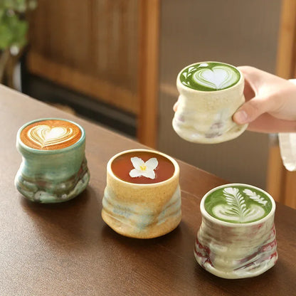 Thee zetten met infuser, kan en kopjes