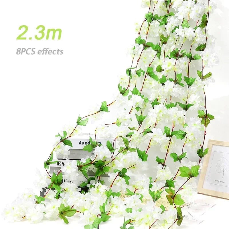 Kleurrijke bloempotten als tuindecoratie