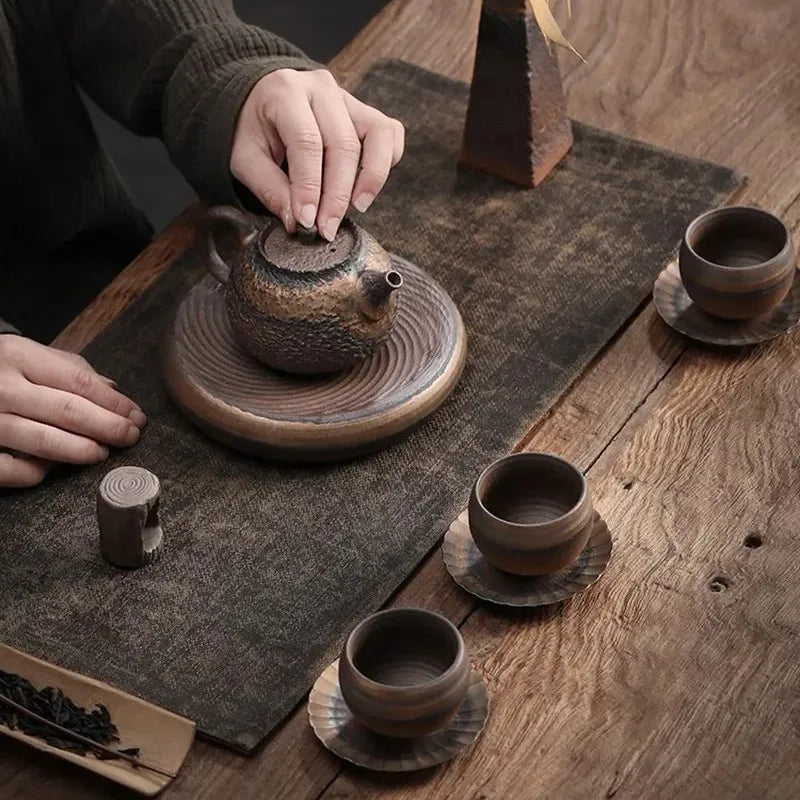Thee zetten met infuser, kan en kopjes