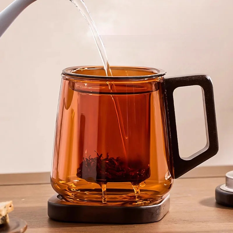 Zet thee met theepot, filter en serveertray