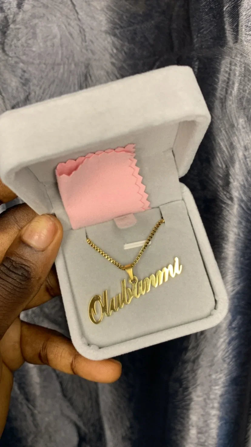 Ketting met eigen naam in modern ontwerp