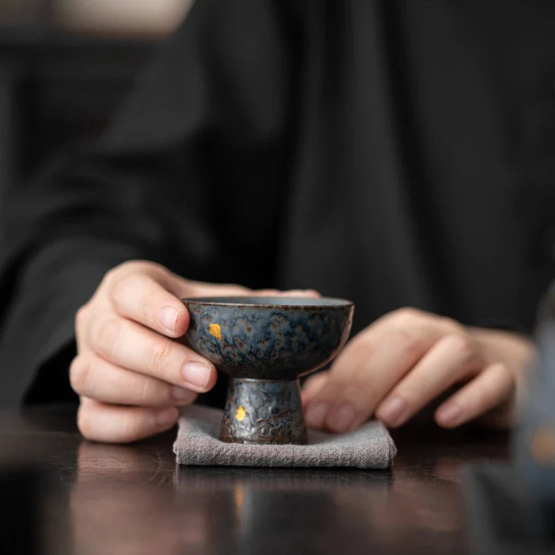 Traditionele theepot met rustieke glazuur