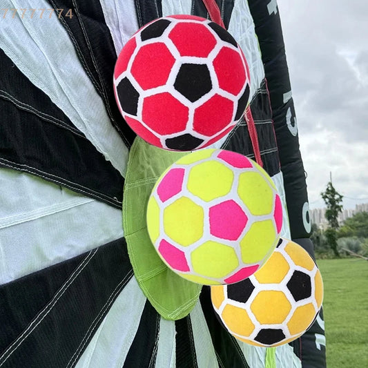 Voetbal in felle kleuren voor straatgebruik