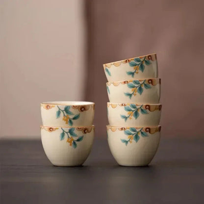 Thee drinken in stijl met handgemaakte kopjes