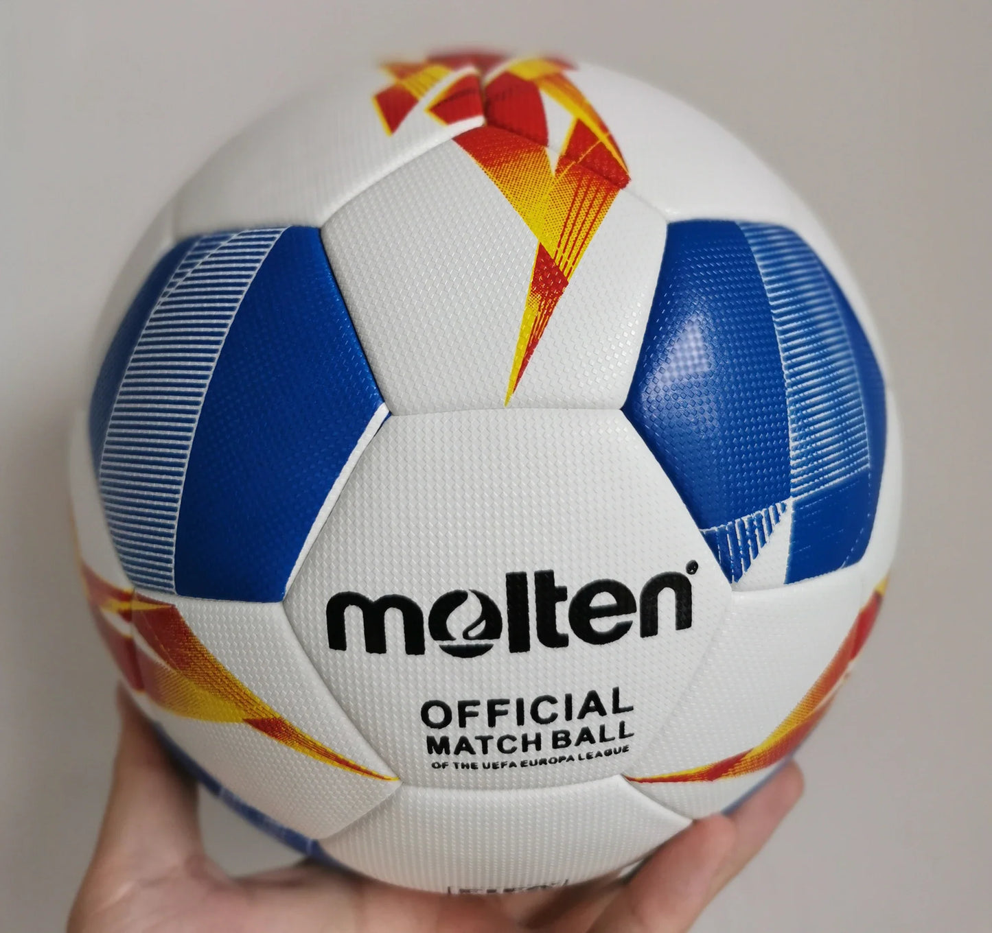 Voetbal die geschikt is voor beton en asfalt