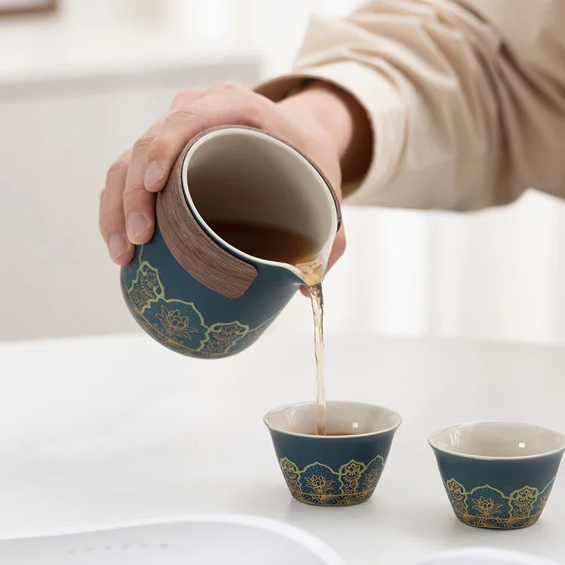 Porseleinen theepot met bijpassende kopjes