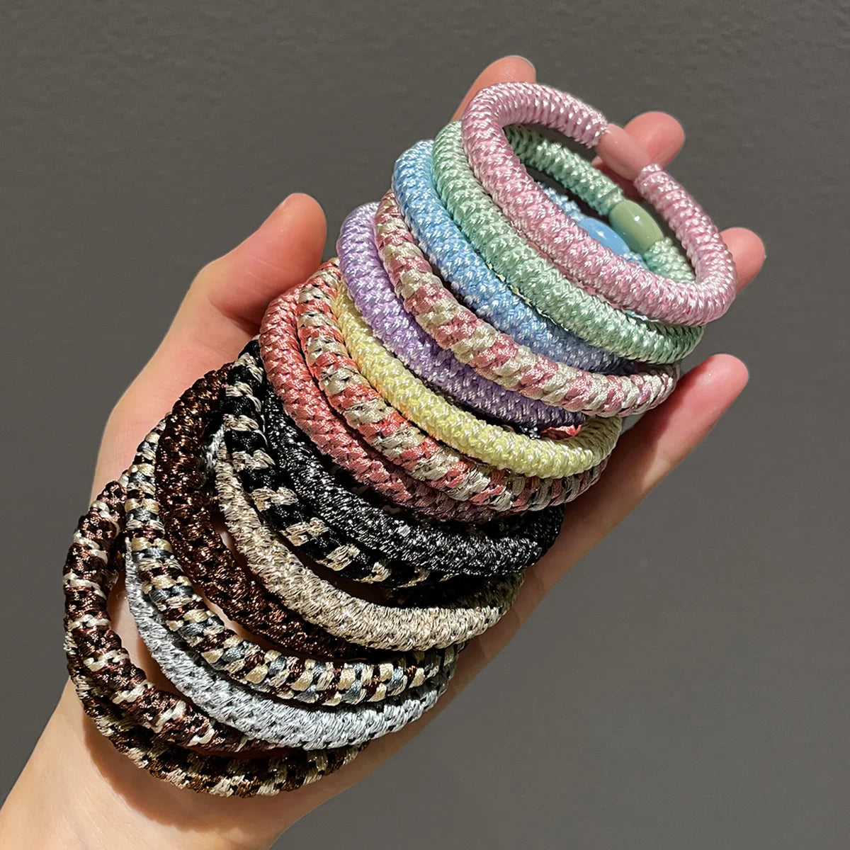 Haar accessoires met glinsterende steentjes