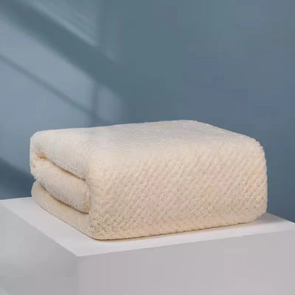 Luxe saunadoek met geborduurd logo – Elegant design