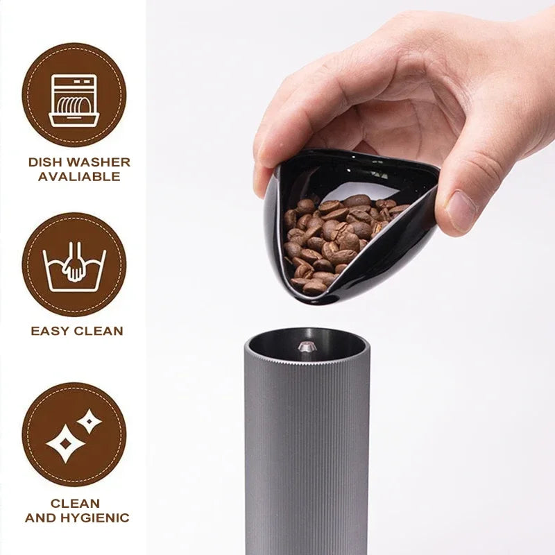 Koffiewaar met grote theelepel en roerstaaf