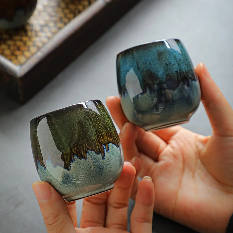 Thee zetten met gietijzeren theepot en accessoires