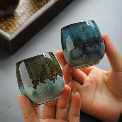 Thee zetten met gietijzeren theepot en accessoires