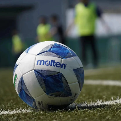 Voetbal met rubberen noppen voor straatspel