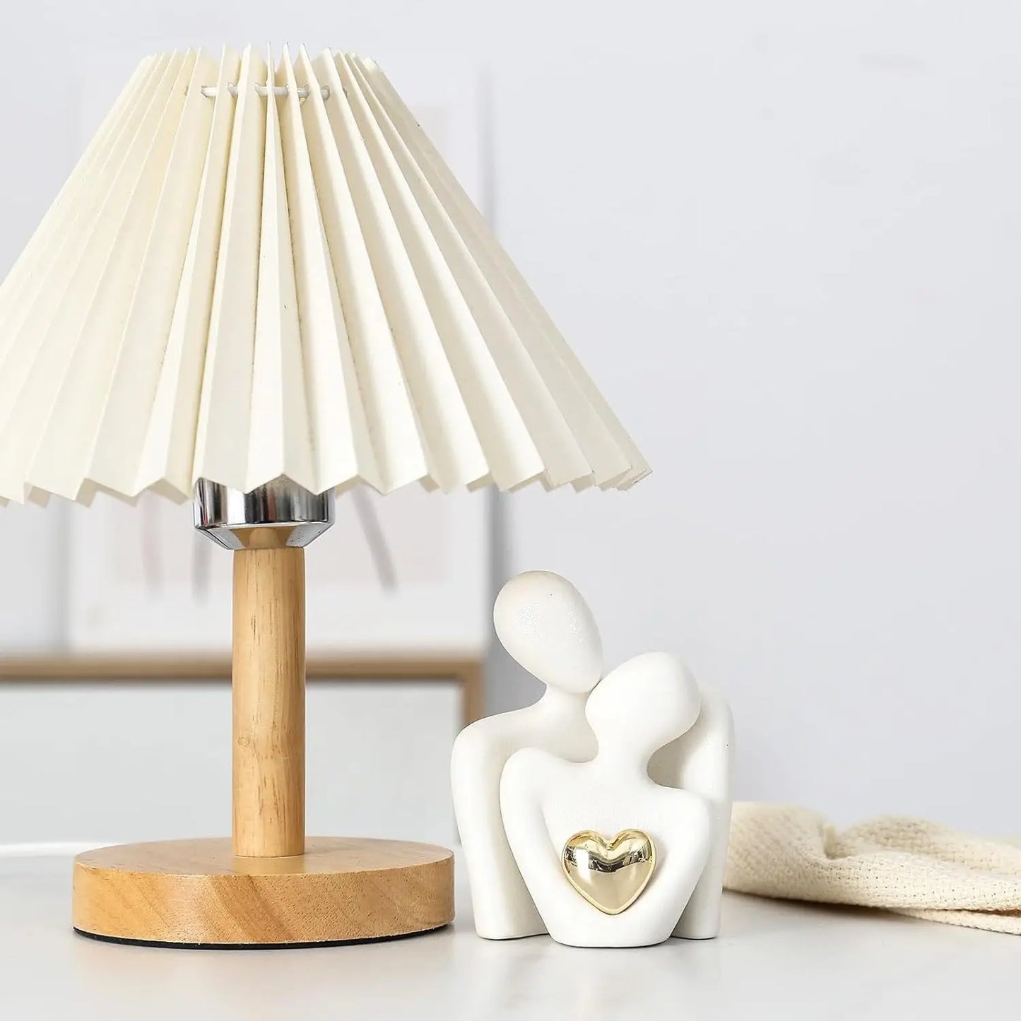 Decoratie woonkamer accessoires - Zwarte en witte sculpturen met gouden hart voor romantische sfeer