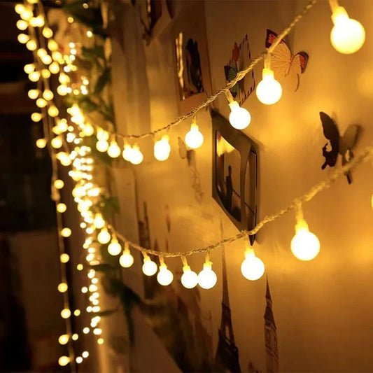 Licht slinger met witte bolletjes – Tijdloos en fris