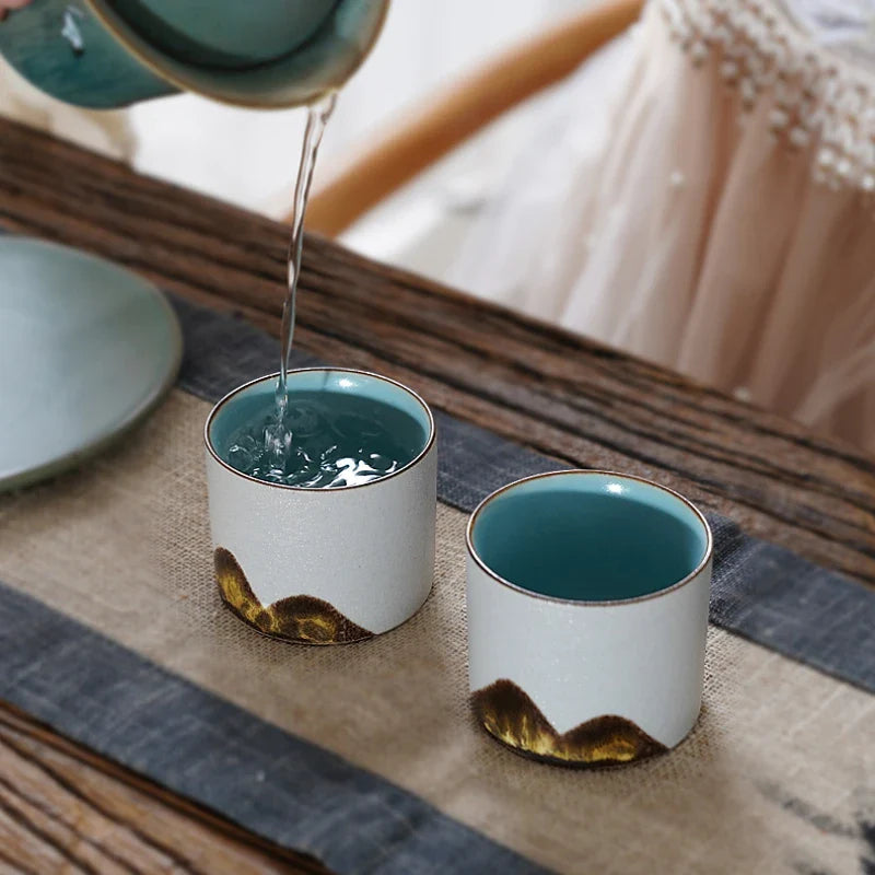 Thee zetten met infuser, kan en kopjes