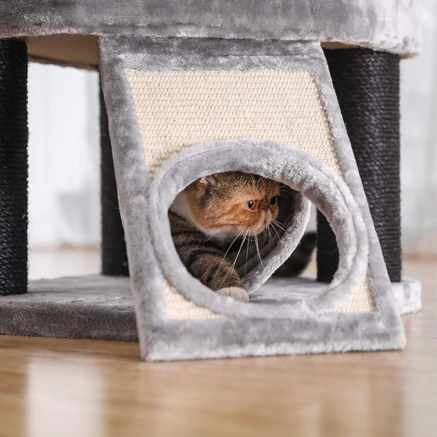 Houten krabpaal in neutrale tinten – Rustig en chic