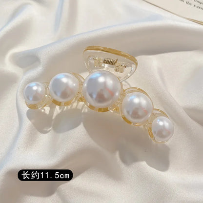 Haar accessoires met glinsterende steentjes