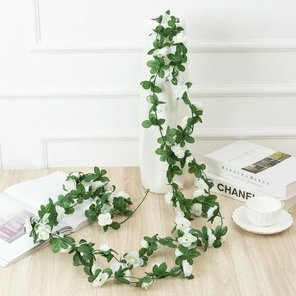 Creatieve tuindecoratie gemaakt van gerecycled materiaal